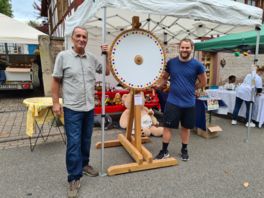 Faire Woche auf dem Regionalmarkt in Menzingen - Hilfe beim Standaufbau