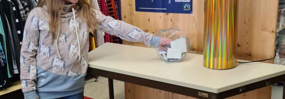 Glücksfee Sophia bei der Fairtrade-Fußball-Verlosung