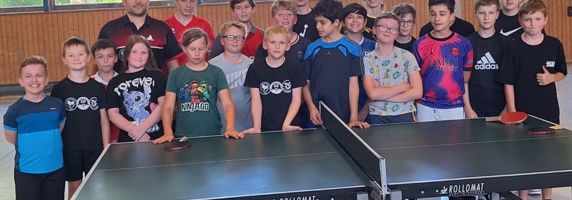 Die Tischtennisjugend freut sich über die neue Tischtennisplatte