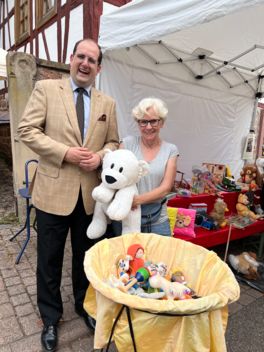 Faire Woche auf dem Regionalmarkt in Menzingen -  Bürgermeister Borho besucht den Stand des depot 25