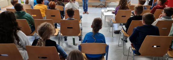 Autorenlesung mit Tino in der Grundschule am Wasserschloss - Die Kinder lauschen gespannt