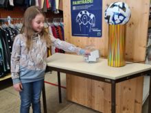 Glücksfee Sophia bei der Fairtrade-Fußball-Verlosung